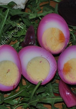 A picture of Pickled Eggs ترشی تخم مرغ.
