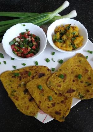 ગ્રીન ઓનિયન પરાઠા (Green onion paratha recipe in Gujarati) રેસીપી મુખ્ય ફોટો