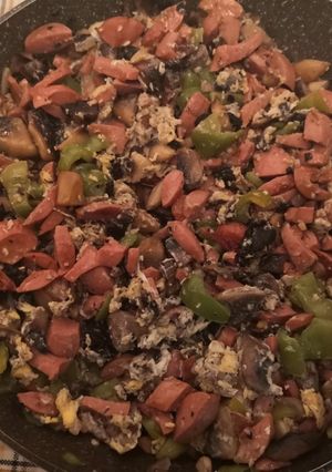 Una foto de Revuelto de champiñones, salchichas y pimiento italiano
