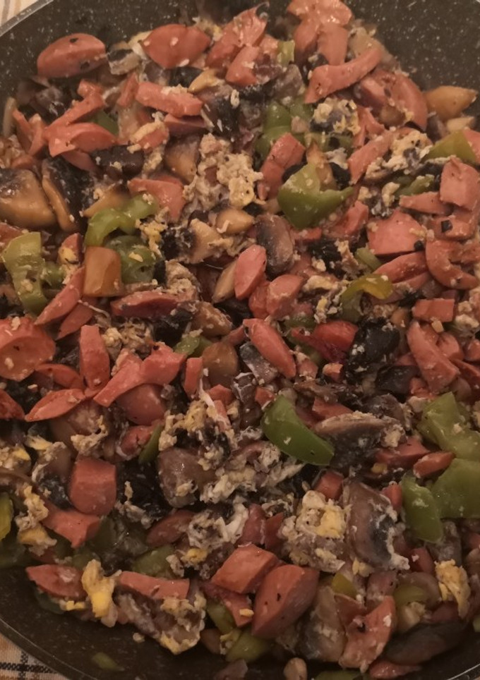 Una foto de Revuelto de champiñones, salchichas y pimiento italiano