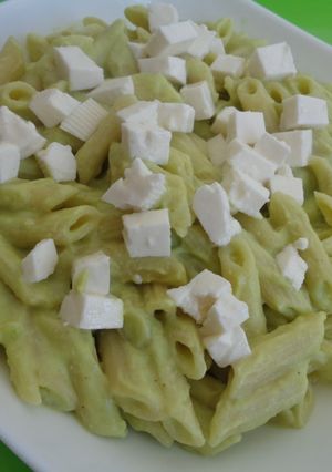 Foto principal de Macarrones con salsa de aguacate