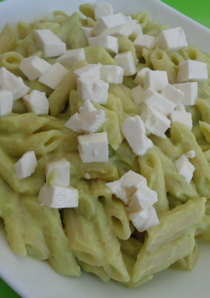 Una foto de Macarrones con salsa de aguacate