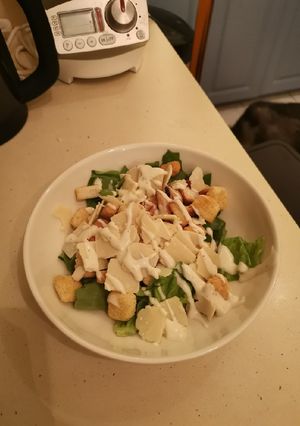 Une photo de Salade Caesar améliorée au chèvre chaud