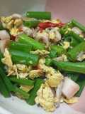 Tumis bunga bawang cumi asin
