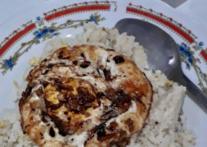 Nasi goreng putih dan telur kecap