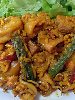 Una foto de Arroz con chipirones, lomo de cerdo y gambones