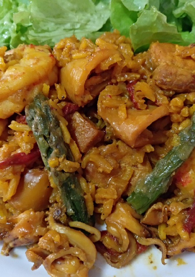Una foto de Arroz con chipirones, lomo de cerdo y gambones