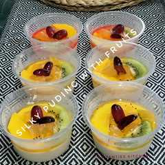 A picture of Silky Puding with Fruits.