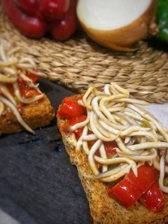 Una foto de Tosta de pimientos y gulas al pimentón