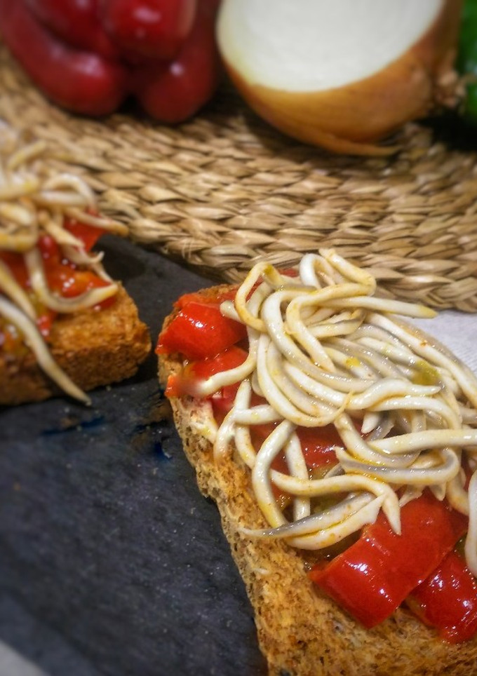 Una foto de Tosta de pimientos y gulas al pimentón