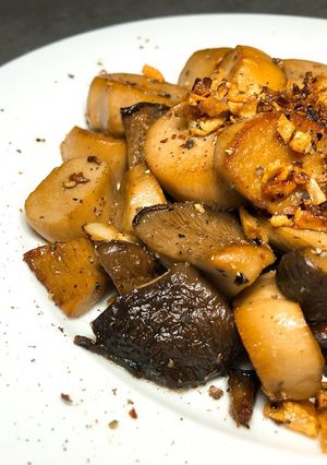 Hình của món Nấm Đùi Gà Áp Chảo Bơ Tỏi.