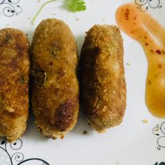 A picture of Fish n bread rolls.