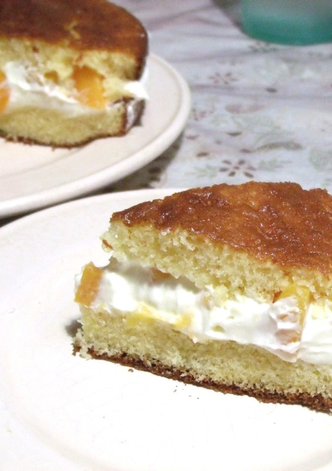Una foto de Torta fácil de Crema y duraznos