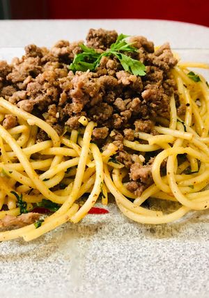 Una foto de Spaghetti de chiles secos y perejil