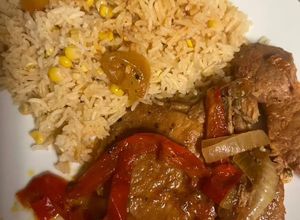 Una foto de ✨Chuletas a mi manera 🥩😋 Arroz con maíz y tostones