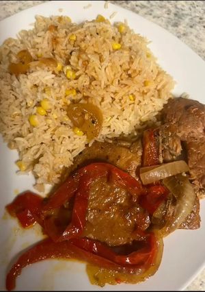 Una foto de ✨Chuletas a mi manera 🥩😋 Arroz con maíz y tostones