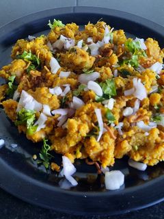 ज्वारीच्या पिठाची उकडपेंडी (Jowarichya Pithachi Ukadpendi Recipe In Marathi) रेसिपी चे मुख्य फोटो