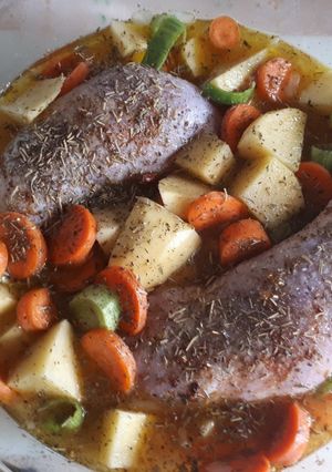 Une photo de Cuisses de poulet, pommes de terre et carottes, cuites au four