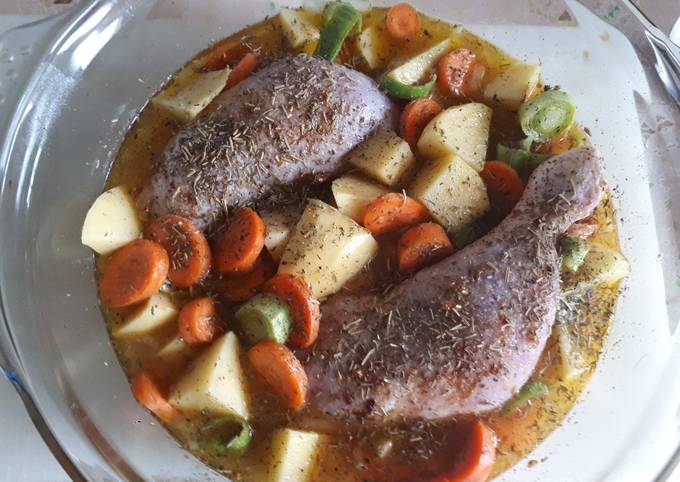 Cuisses de poulet, pommes de terre et carottes, cuites au four