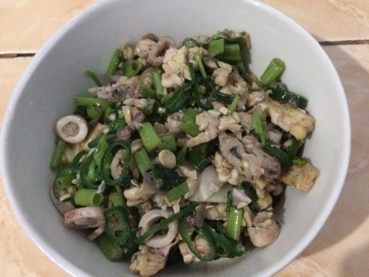 Cara Sederhana Menyiapkan Resep  Tumis kangkung cumi tempe yang Lezat, Menggugah Selera