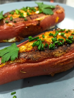 Una foto de Barquitas de salchichas y huevo 🌭🥚