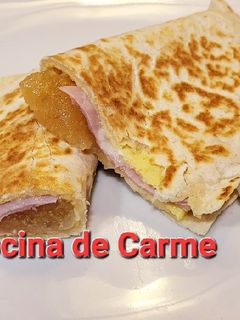 Una foto de Tortilla de jamón y queso con membrillo en tortita