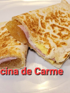 Una foto de Tortilla de jamón y queso con membrillo en tortita