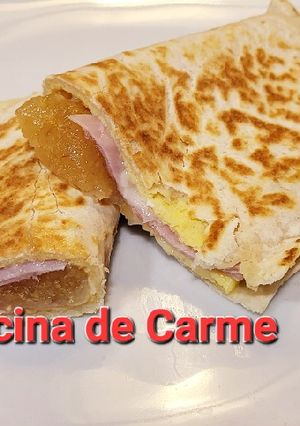 Foto principal de Tortilla de jamón y queso con membrillo en tortita