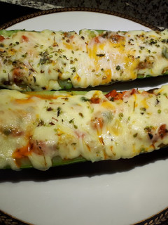 Una foto de Calabacines rellenos de verduras