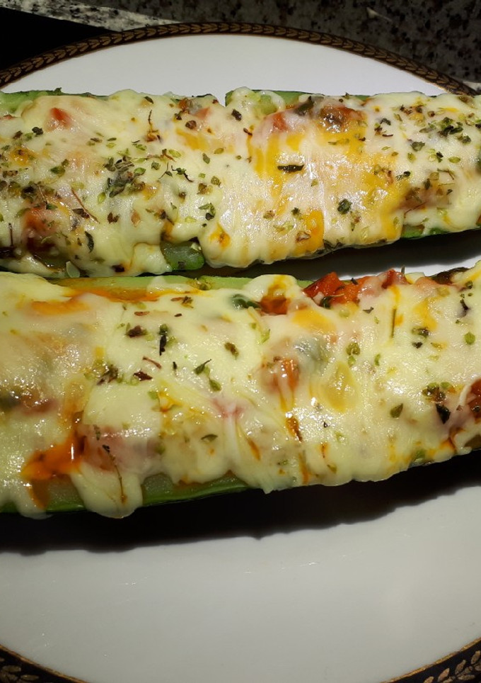 Una foto de Calabacines rellenos de verduras