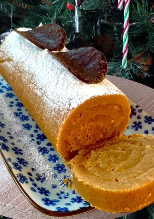 Foto di Rotolo di Pandoro con crema di Speculoos e Granella di Nocciole