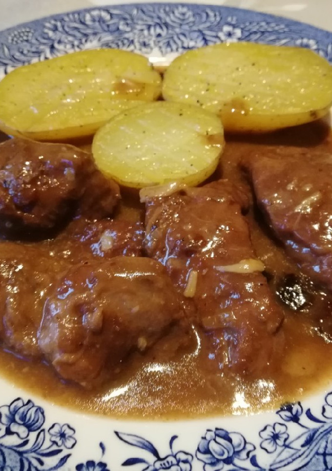 Una foto de Carrilladas al Pedro Ximénez con ciruelas