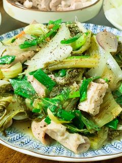 Hình của món Lòng heo xào dưa chua.