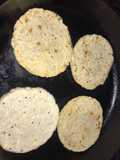 Arepas de avena, trigo integral, chía, ajonjolí tostado y queso # lotería