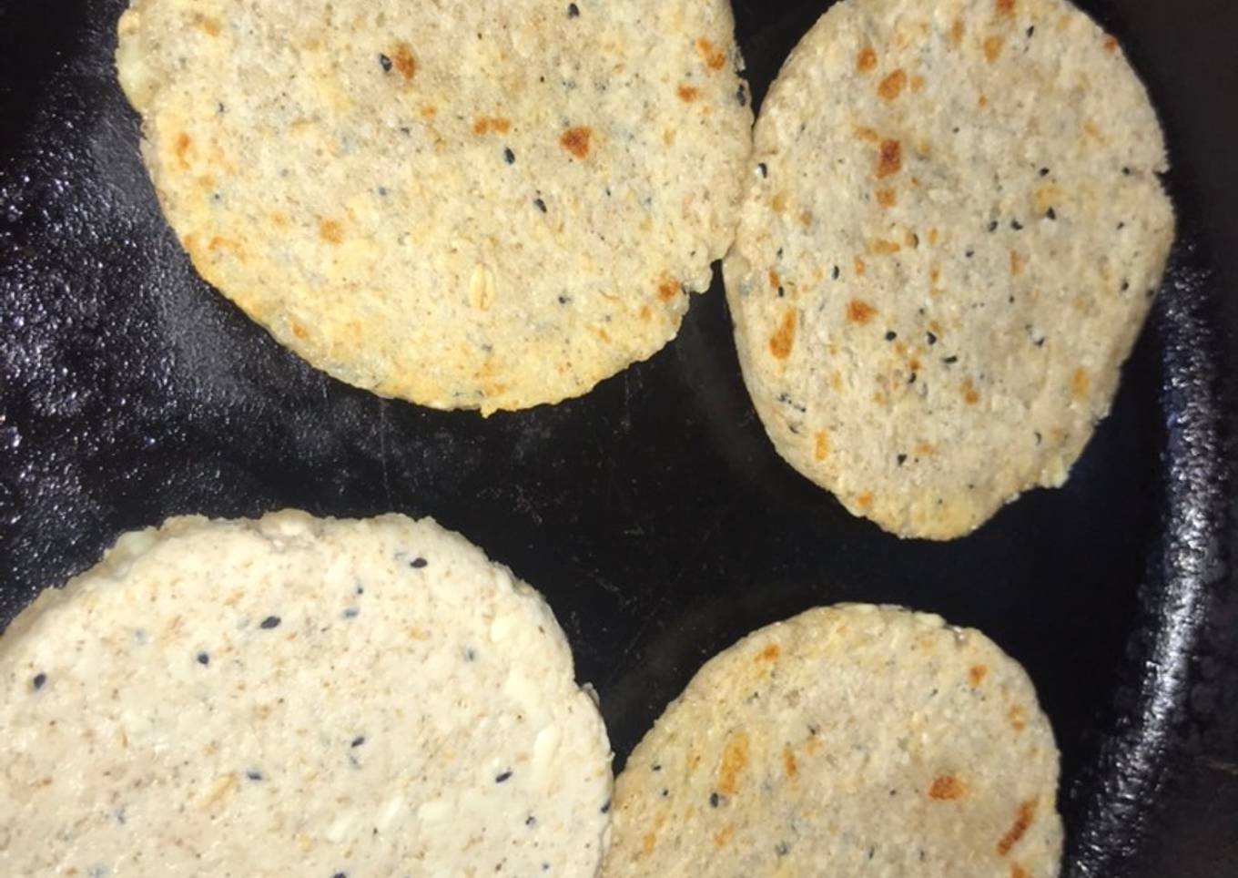 Arepas de avena, trigo integral, chía, ajonjolí tostado y queso # lotería