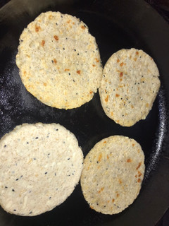 Una foto de Arepas de avena, trigo integral, chía, ajonjolí tostado y queso # lotería
