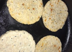 Una foto de Arepas de avena, trigo integral, chía, ajonjolí tostado y queso # lotería