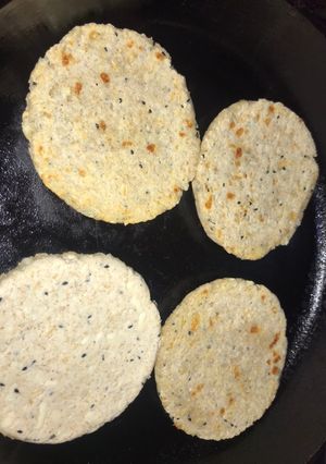 Una foto de Arepas de avena, trigo integral, chía, ajonjolí tostado y queso # lotería