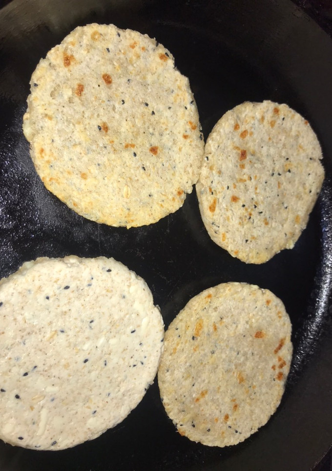 Una foto de Arepas de avena, trigo integral, chía, ajonjolí tostado y queso # lotería