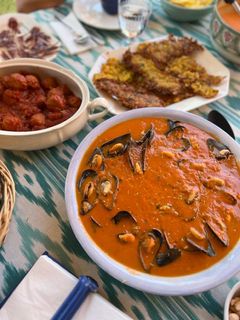 Una foto de Mejillones en salsa aromatizada de tomate