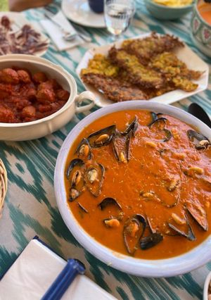 Una foto de Mejillones en salsa aromatizada de tomate