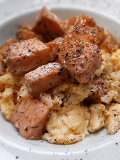 Una foto de Huevos revueltos con salmón marinado a la plancha