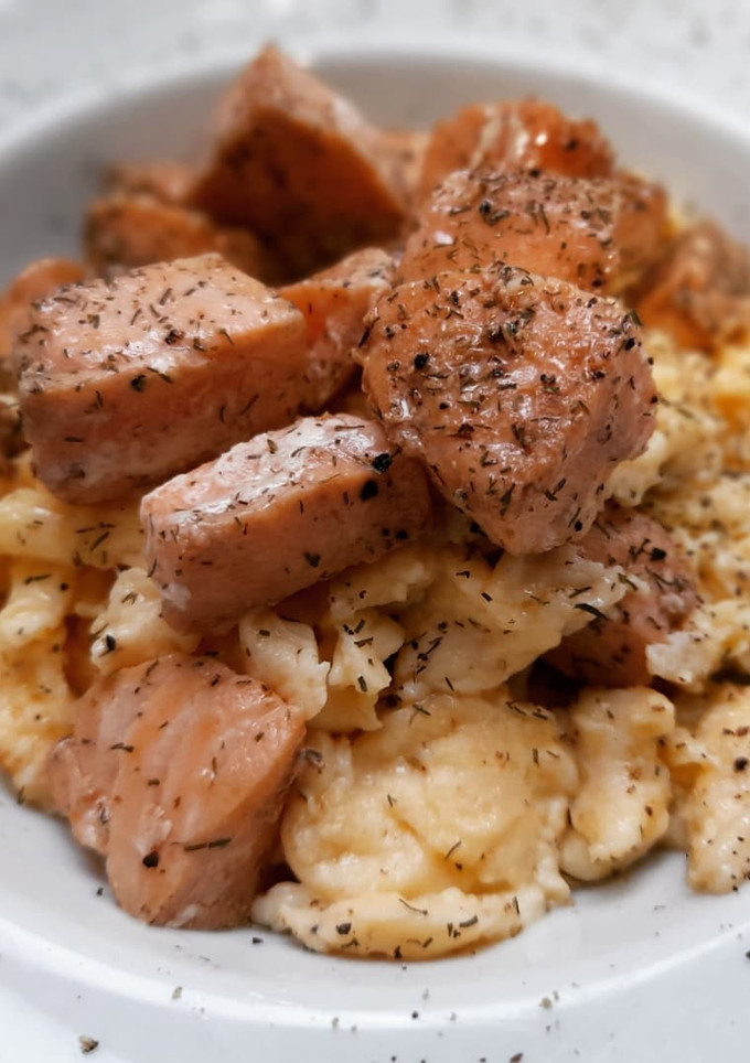 Una foto de Huevos revueltos con salmón marinado a la plancha