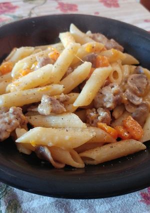 Foto di Penne con zucca, salsiccia e funghi
