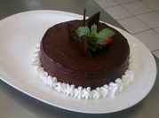 Una foto de ganache de chocolate y frutilla