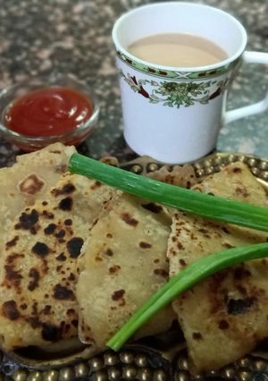 આલુ પરોઠા(aloo Paratha recipe in Gujarati) રેસીપી મુખ્ય ફોટો