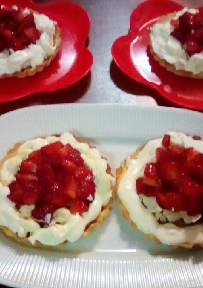 Una foto de Tartines de frutilla y crema 🍓🍥