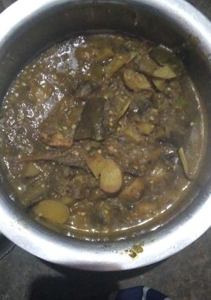 A picture of Potato and brinjals mix vegetable.