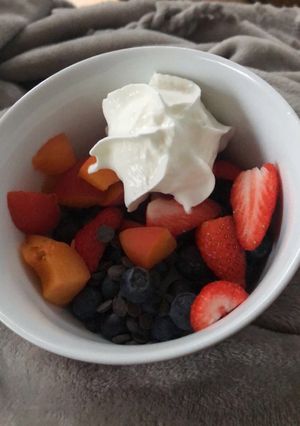 Une photo de Salade de fruits sur son lit de granola