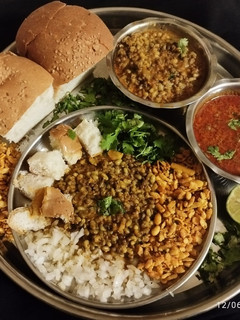 મિસળ પાઉં (Misal Pav Recipe In Gujarati) રેસીપી મુખ્ય ફોટો